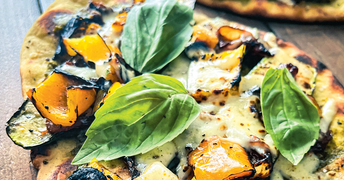 Pizza sur naan, oignons caramélisés et légumes grillés
