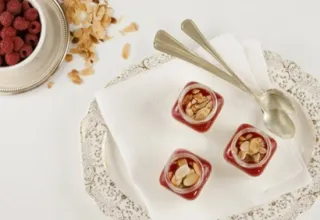 Blanc-manger onctueux et son coulis de framboises