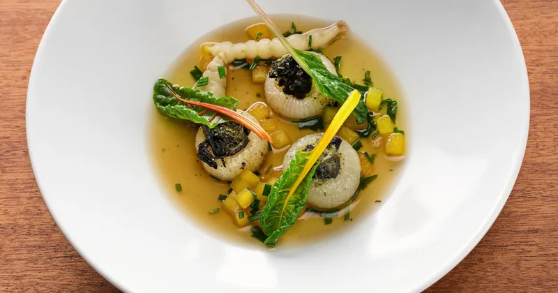 Oignons cipollinis caramélisés, escargots au beurre de fines herbes, crosne et dés de courge hubbard