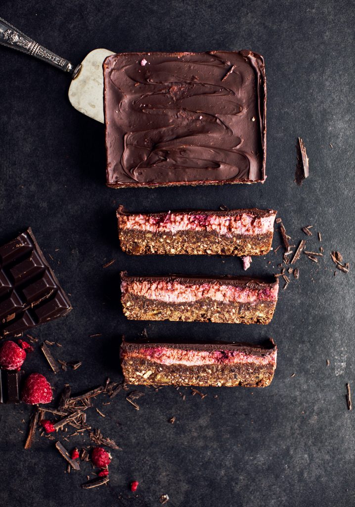 Barres aux dattes, au chocolat & aux framboises (à base de purée de haricots blancs)