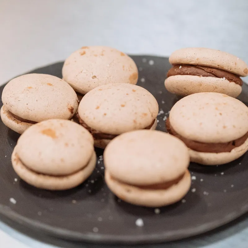 Macarons chocolat, lime et fleur de sel