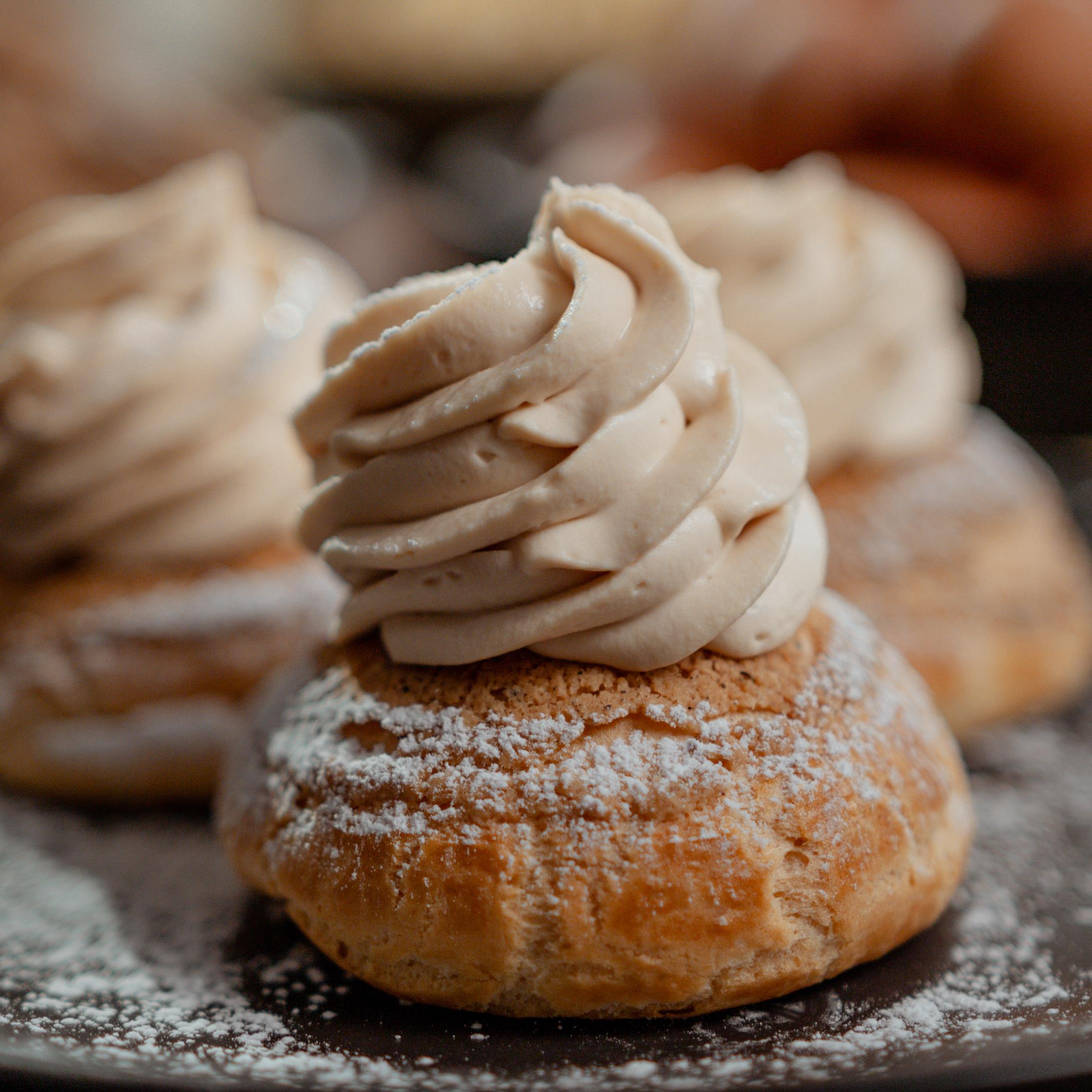 Choux craquants au sarrasin, camerises et mélilot