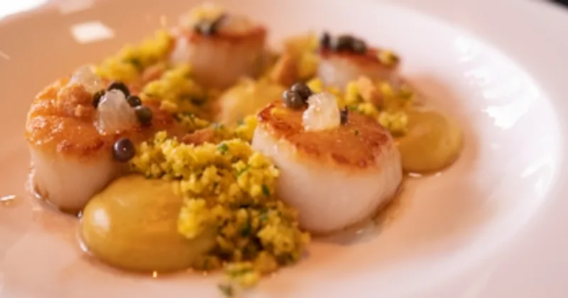 Pétoncles poêlées au Vadouvan, chou-fleur et sauce grenobloise