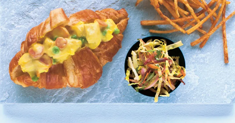 Croissants au poulet, sauce au vin blanc et curcuma