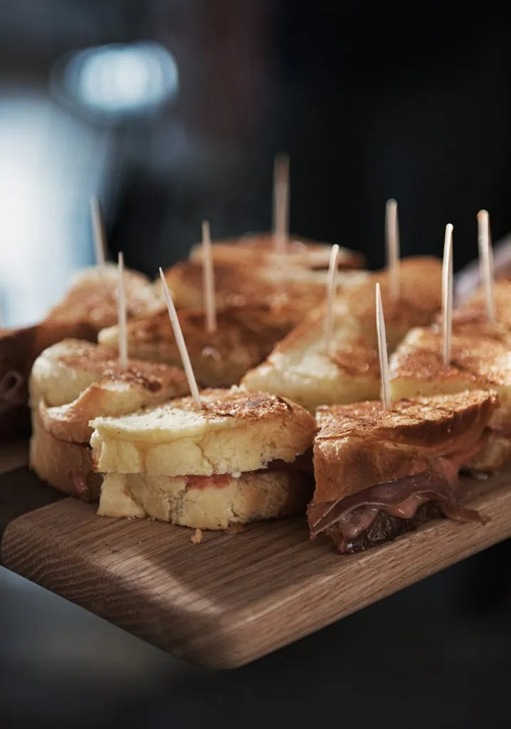 Grilled-cheese au fromage de chèvre, au prosciutto & au beurre de fraises et abricots
