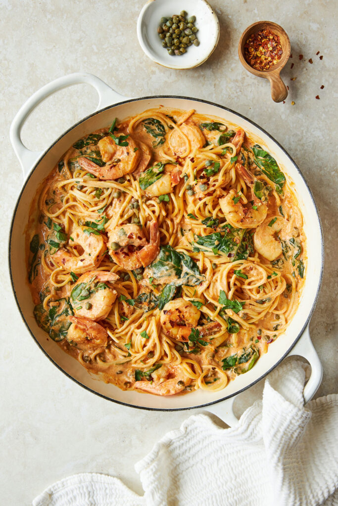 Pâtes aux crevettes et épinards, sauce rosée épicée
