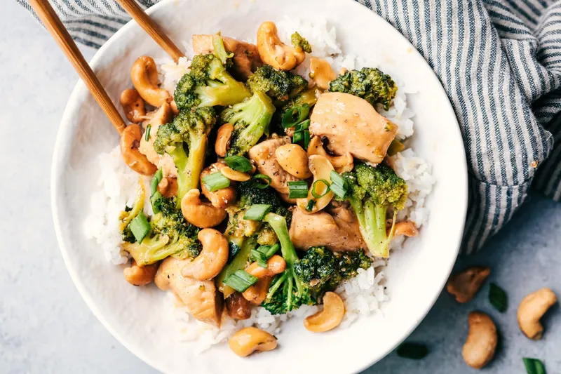 Sauté de poulet aux noix de cajou