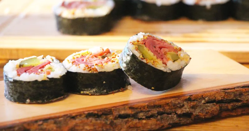 Maki au smoked meat et cornichons frits