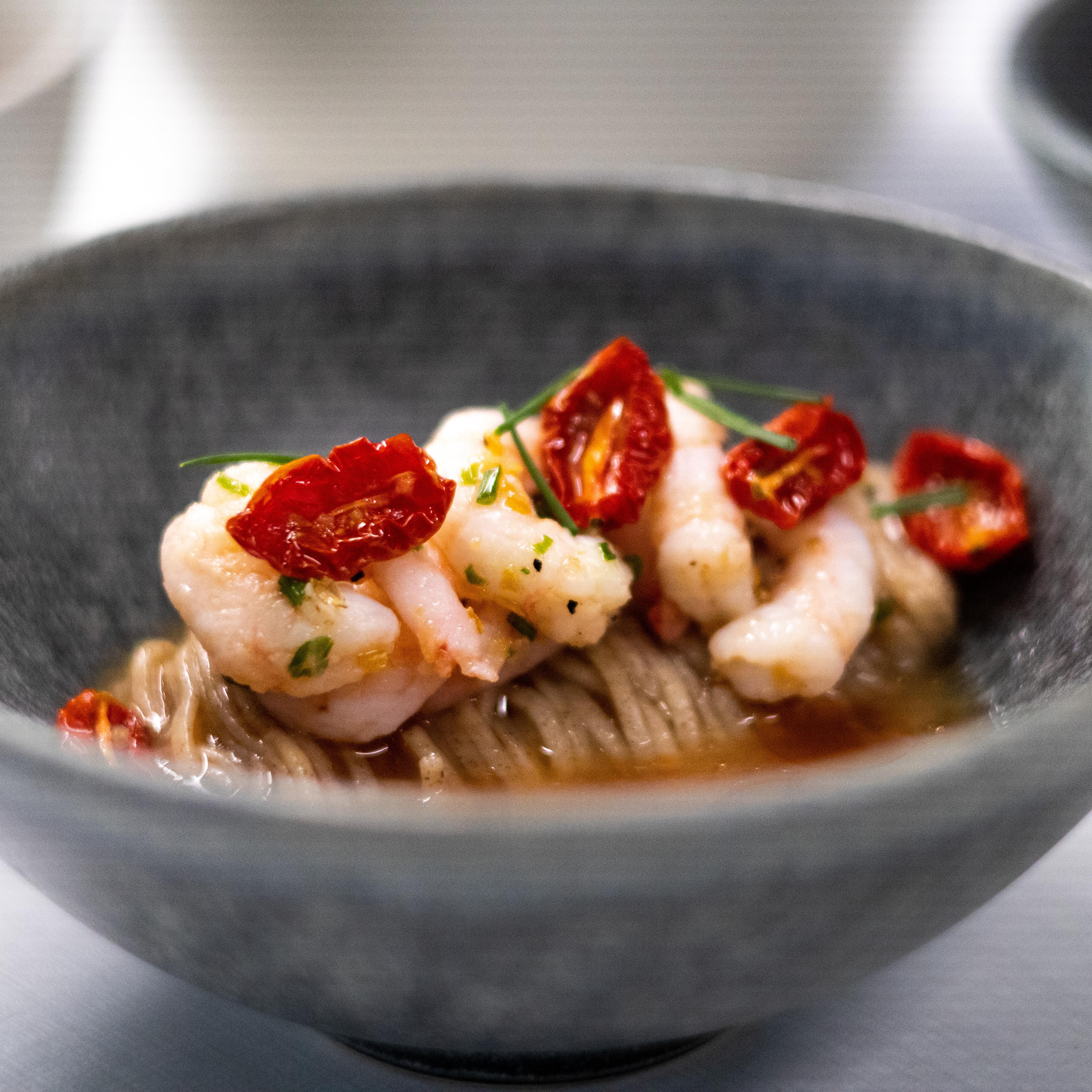 Ramen froid aux tomates, miso et crevettes nordiques