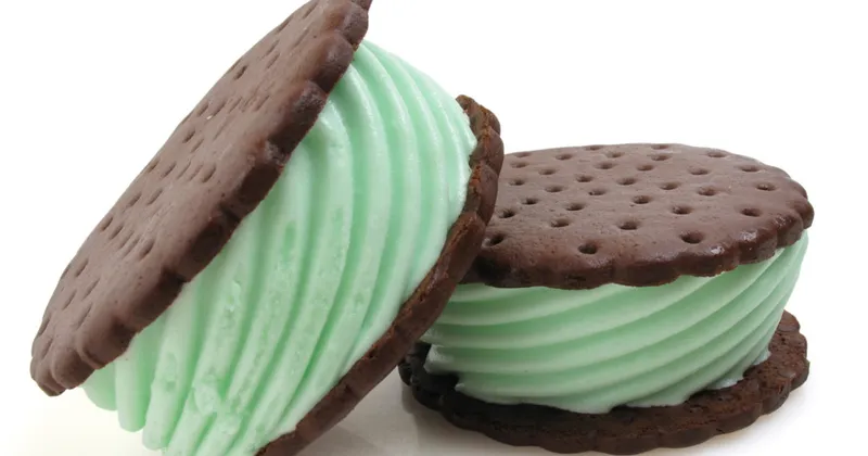 Sandwich à la crème glacée au thé vert et litchi