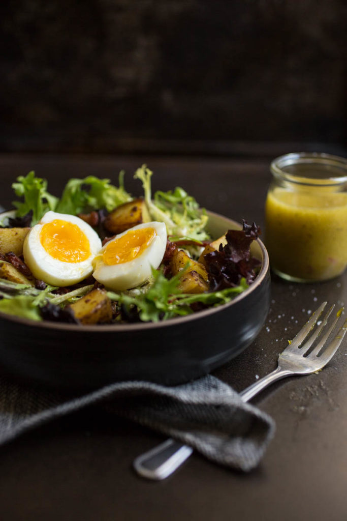 Salade verte aux lardons, oeufs et petites patates sautées