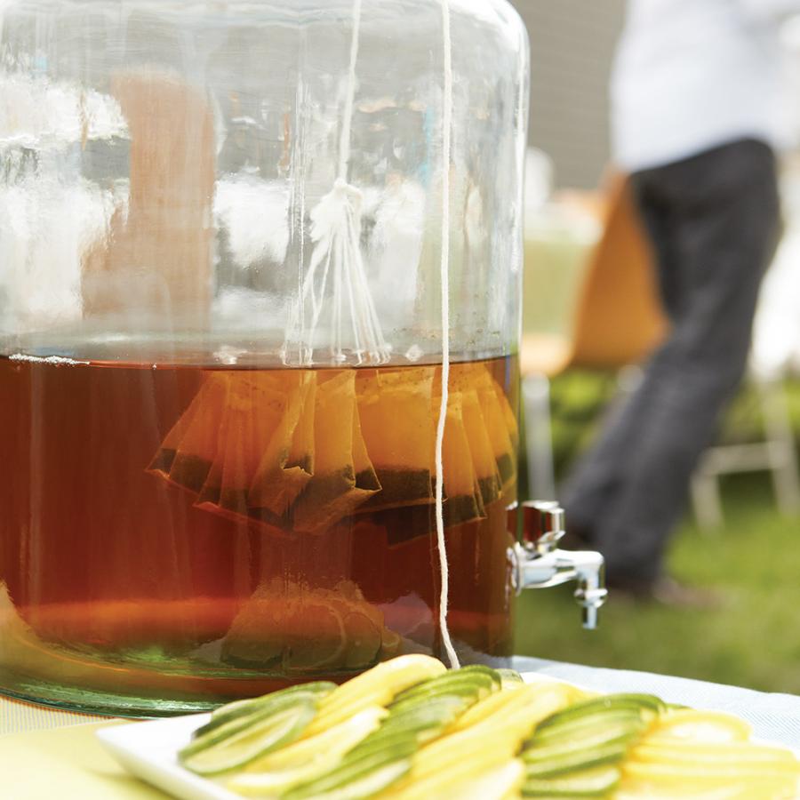 Thé glacé aux cerises infusé au soleil
