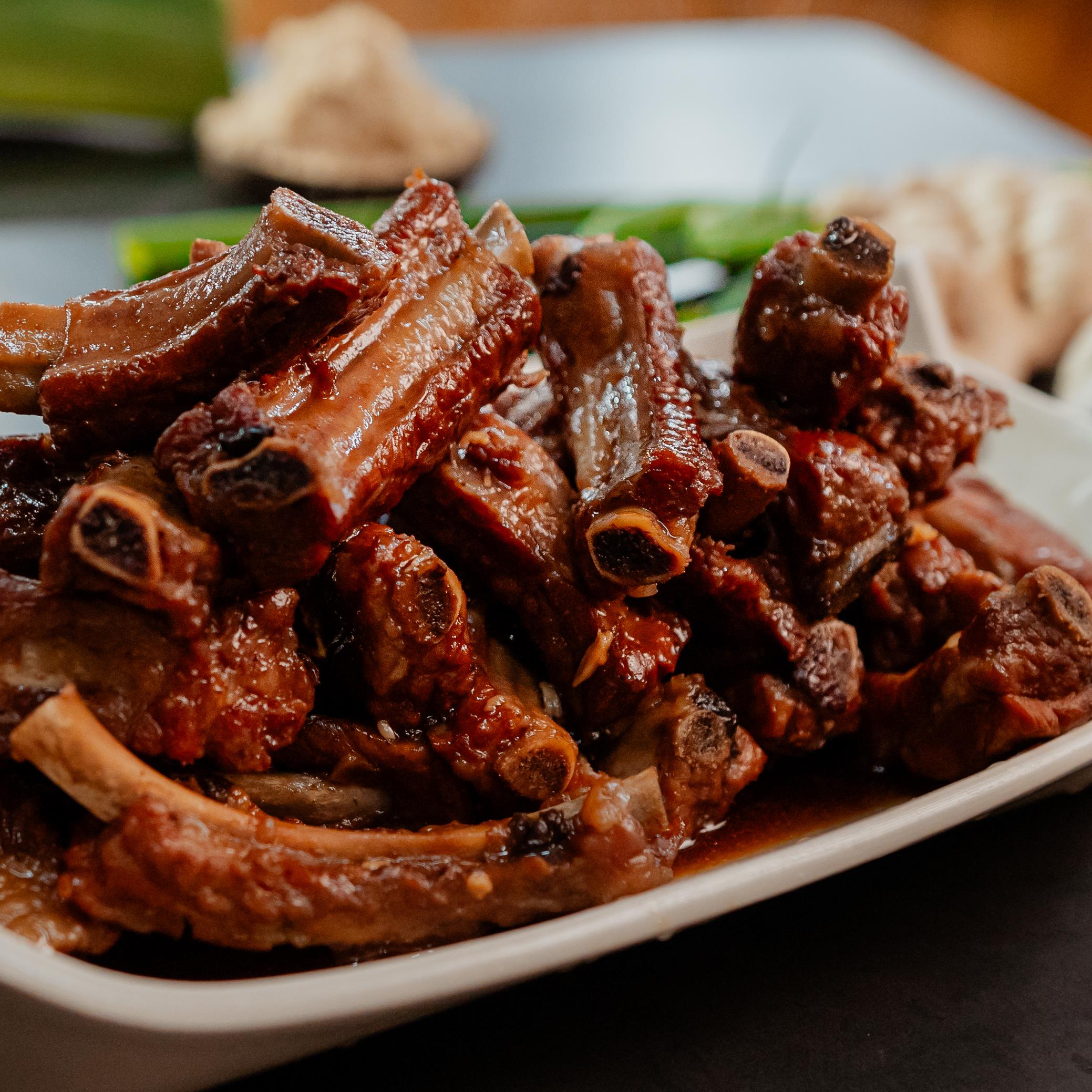 Côtes levées à l’ail (spare ribs)