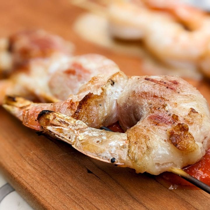 Brochettes de crevettes enroulées de bacon, sauce romesco