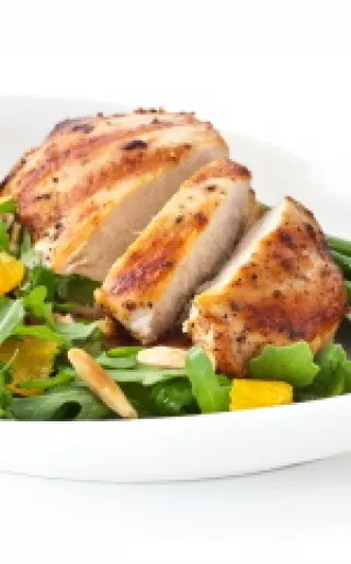 Salade de riz au poulet et noix de Grenoble