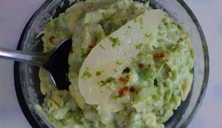 Salade fraîche à l'avocat, au crabe et à la poire