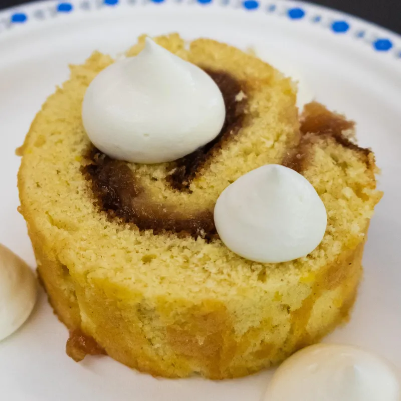 Gâteau roulé à la rhubarbe et à la rose, ganache au chocolat blanc