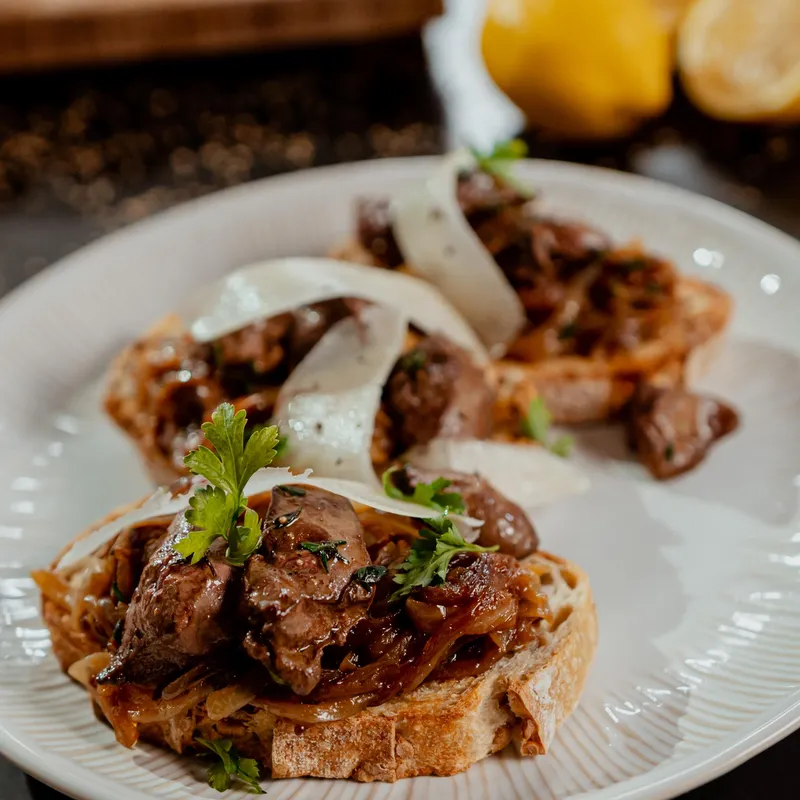 Crostinis de foies de volaille aux oignons caramélisés