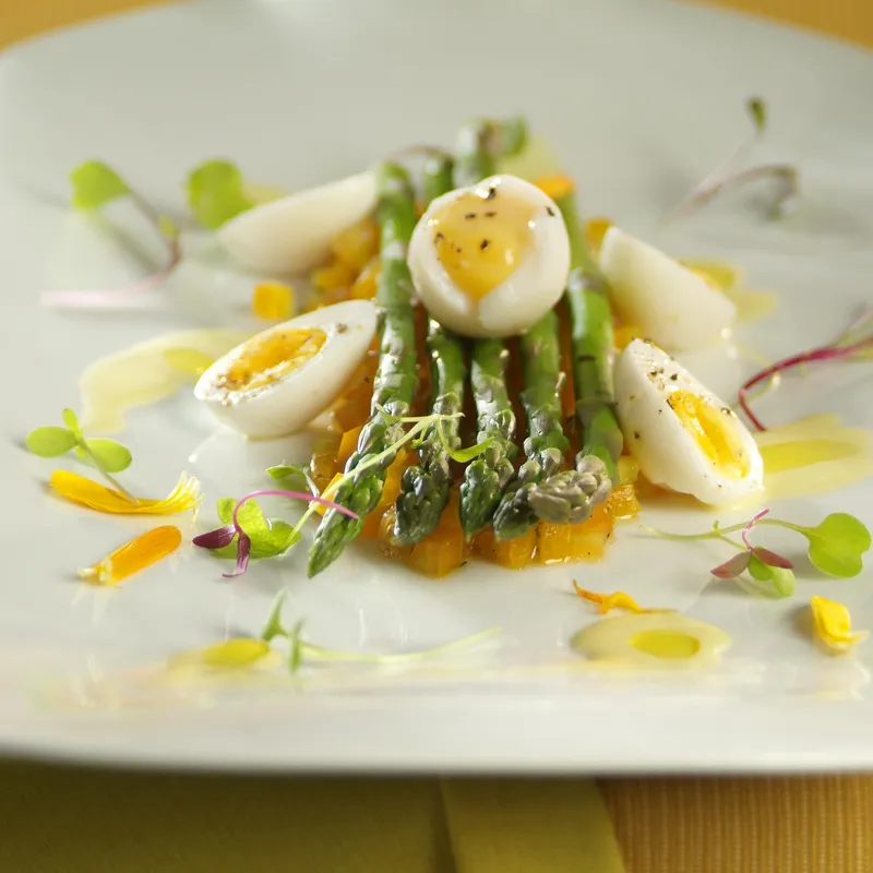 Asperges, œufs de caille pochés et émulsion de parmigiano reggiano