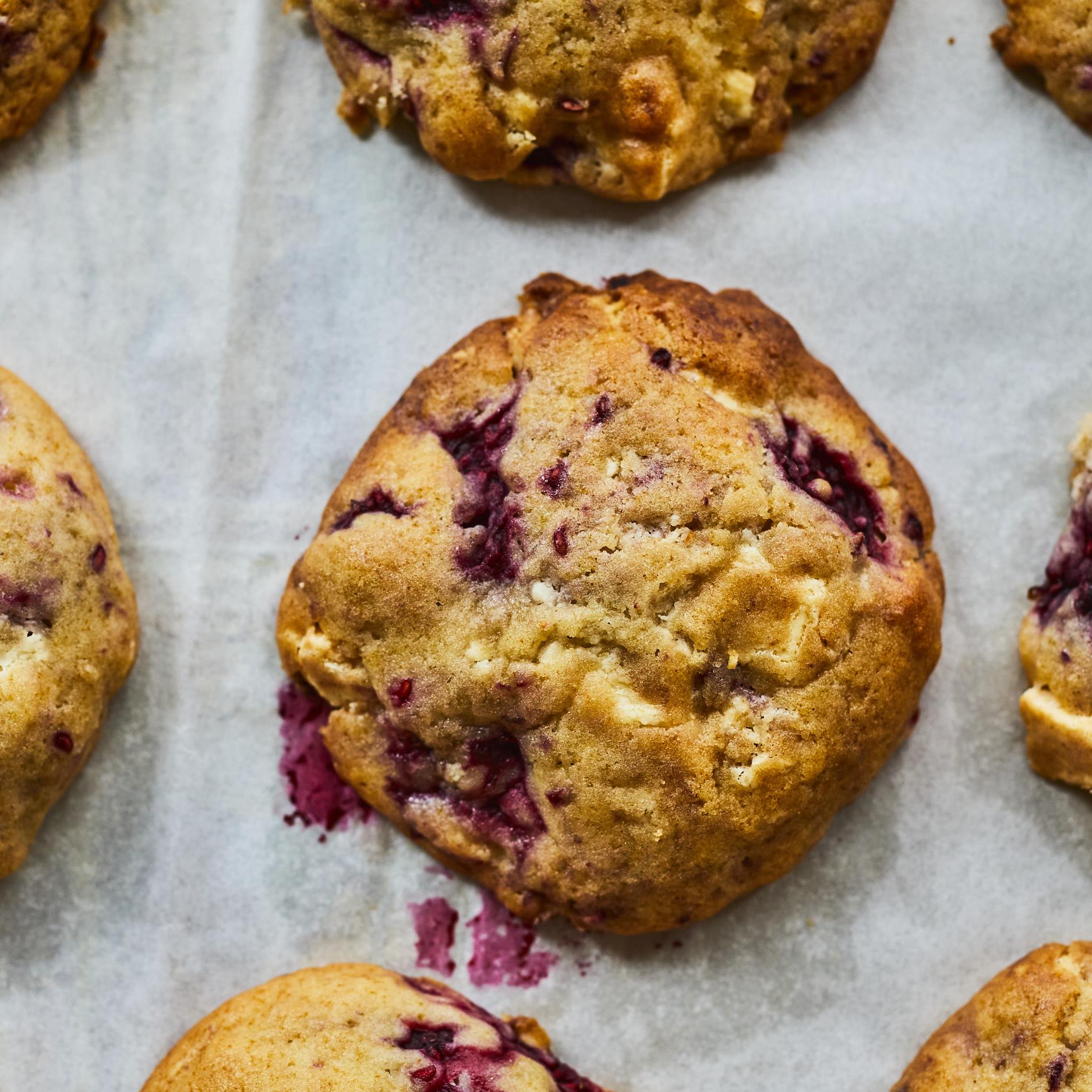 Biscuits aux framboises et au chocolat blanc