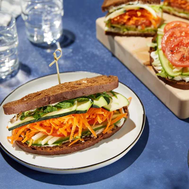 Sandwich au labneh, menthe fraîche et légumes croquants