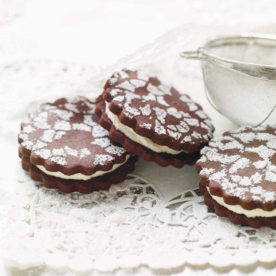 Biscuits sandwichs au chocolat et garniture à la vanille
