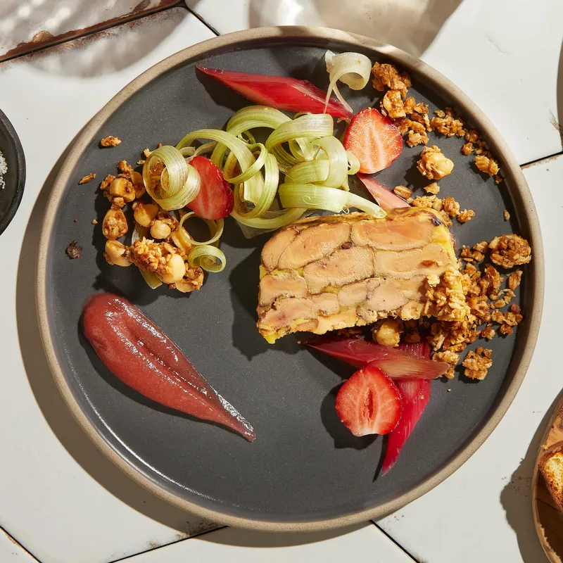 Terrine de foie gras, rhubarbe, gel de fraises et crumble aux noisettes