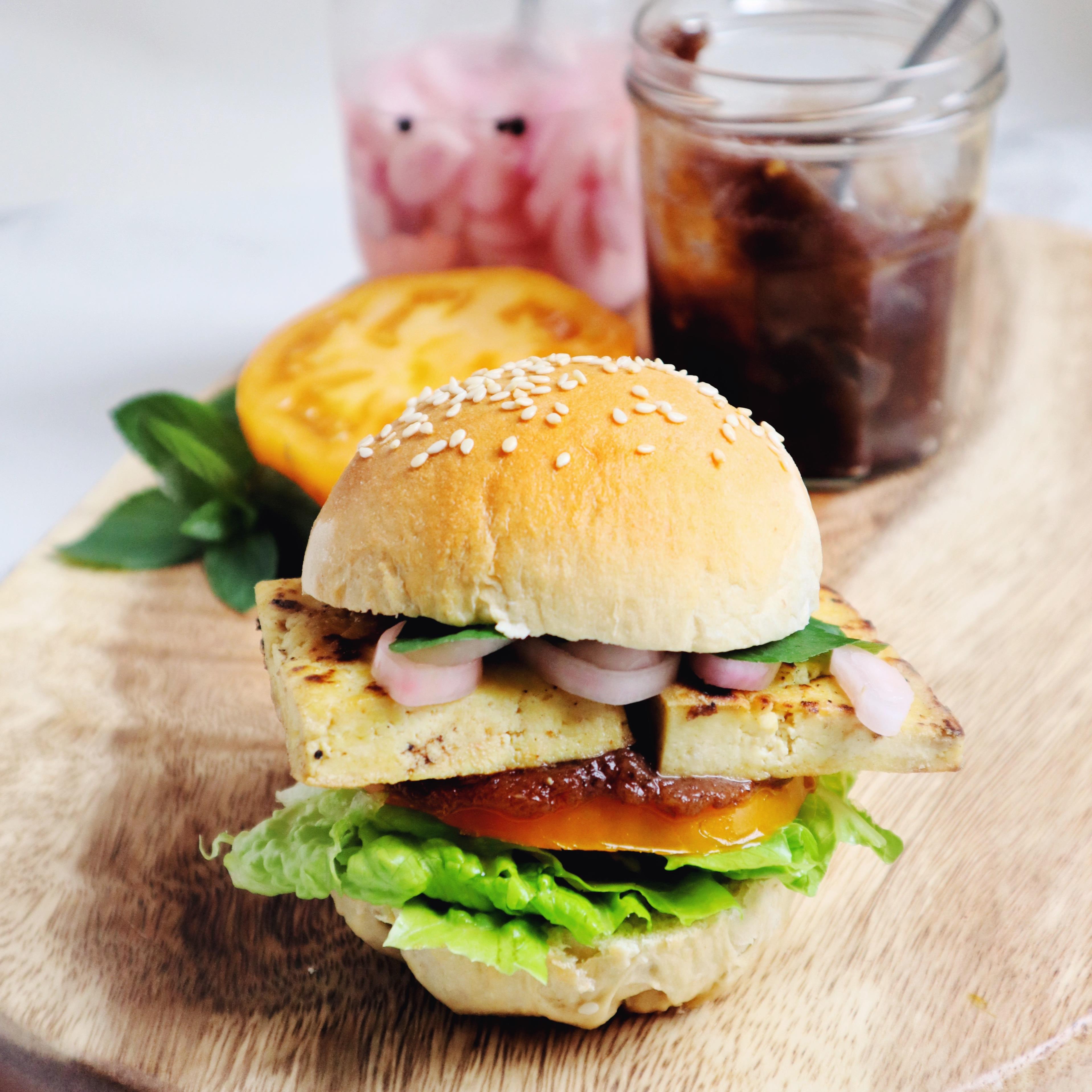 Sandwich gourmet à « l’halloounie » et à la menthe