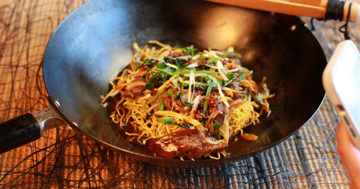 Chow mein de bœuf et nouilles croustillantes