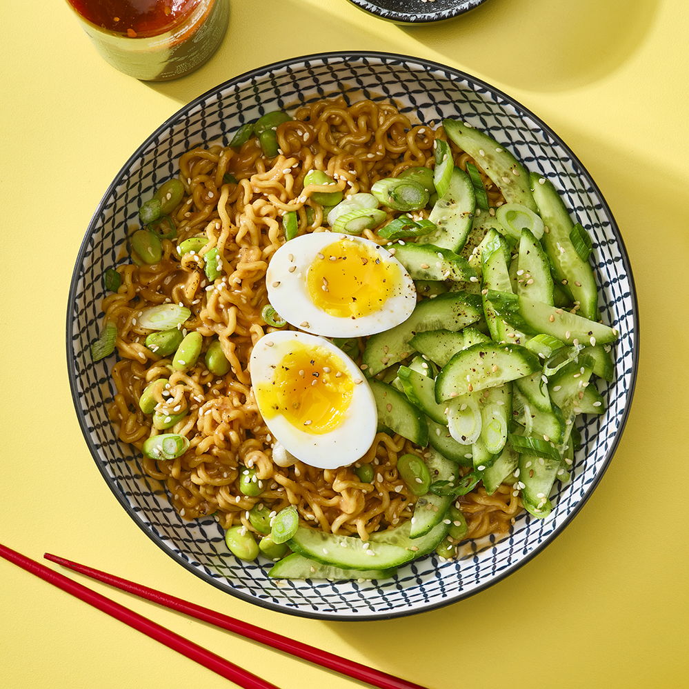 Nouilles ramen et oeufs mollets, sauce à l’arachide