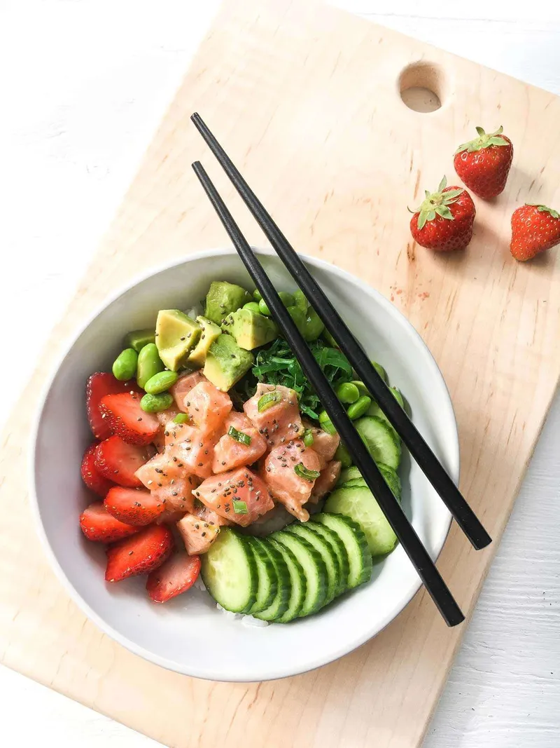 Poke de saumon avec fraises, concombres et edamames
