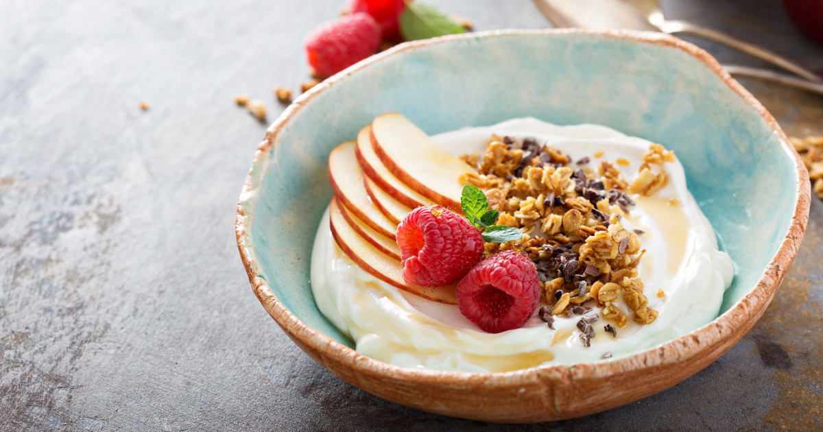 Parfait aux fruits, yogourt et granola maison aux épices