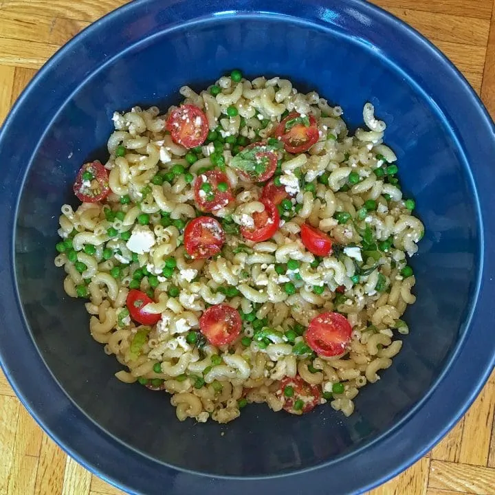 Salade de macaroni, tomates, pois verts et feta