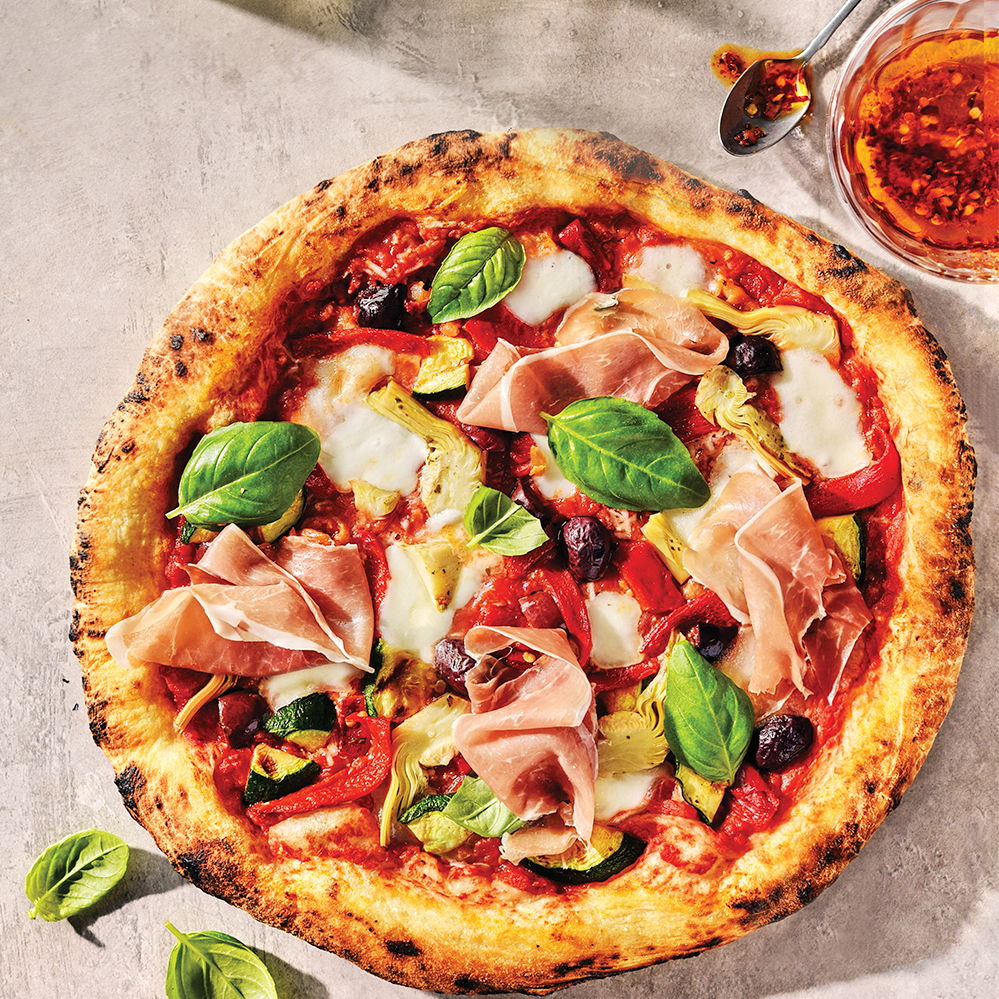Pizzas aux légumes grillés et au prosciutto au four à pizza