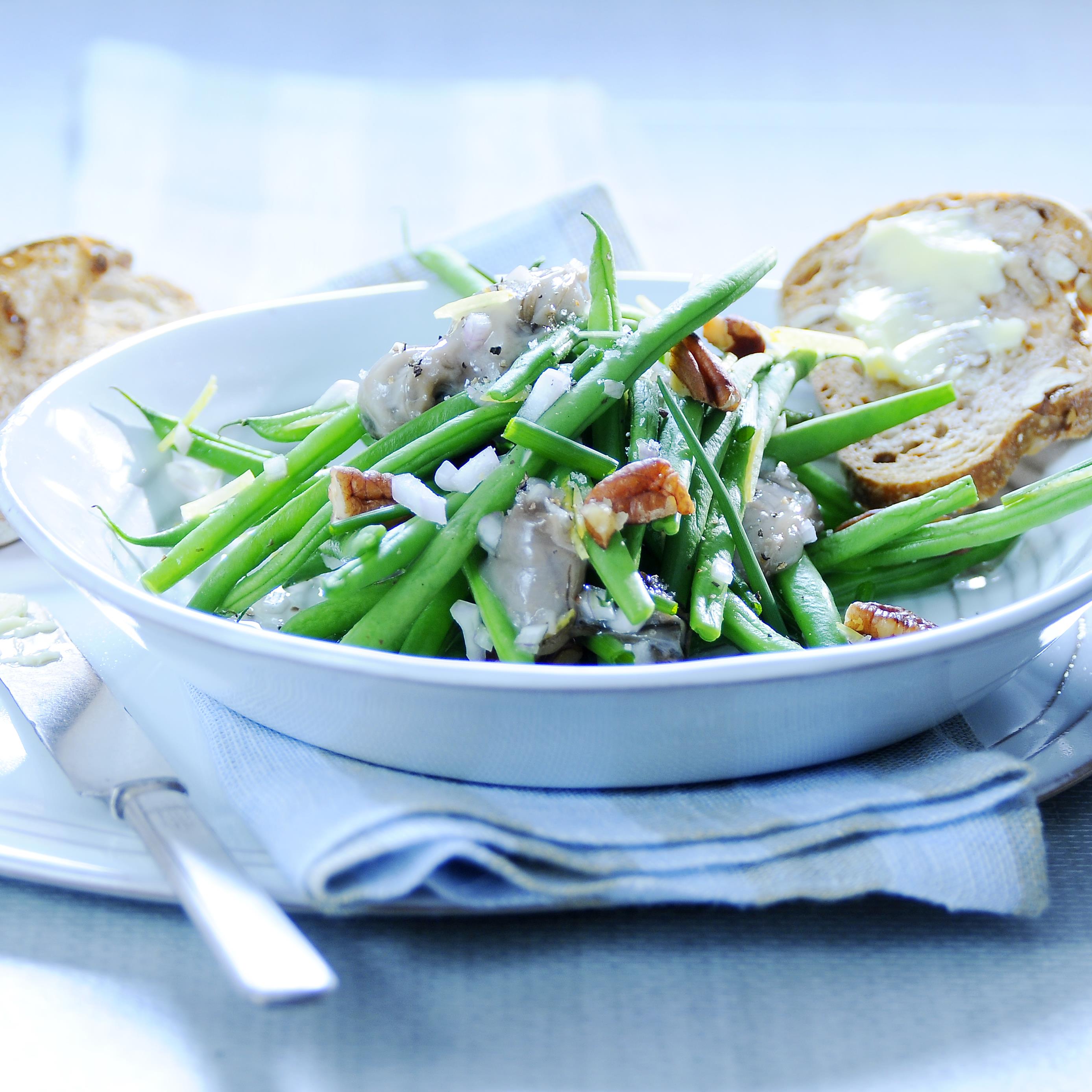 Huîtres en salade de haricots verts et de pacanes grillées