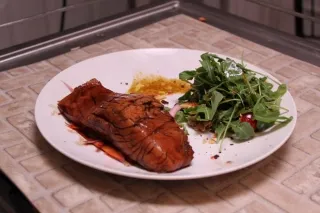 Saumon laqué et sa roquette