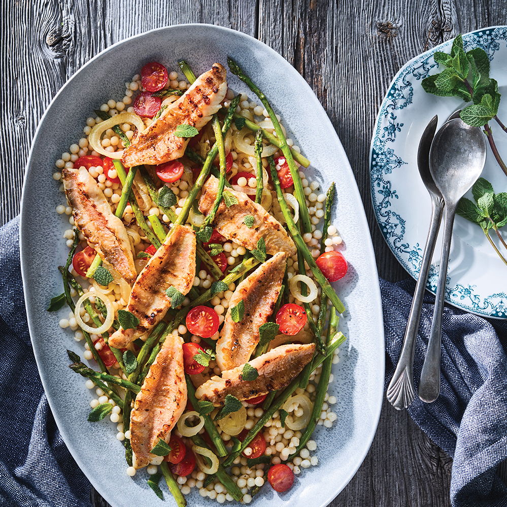 Sébaste et asperges grillés, salade de couscous israélien