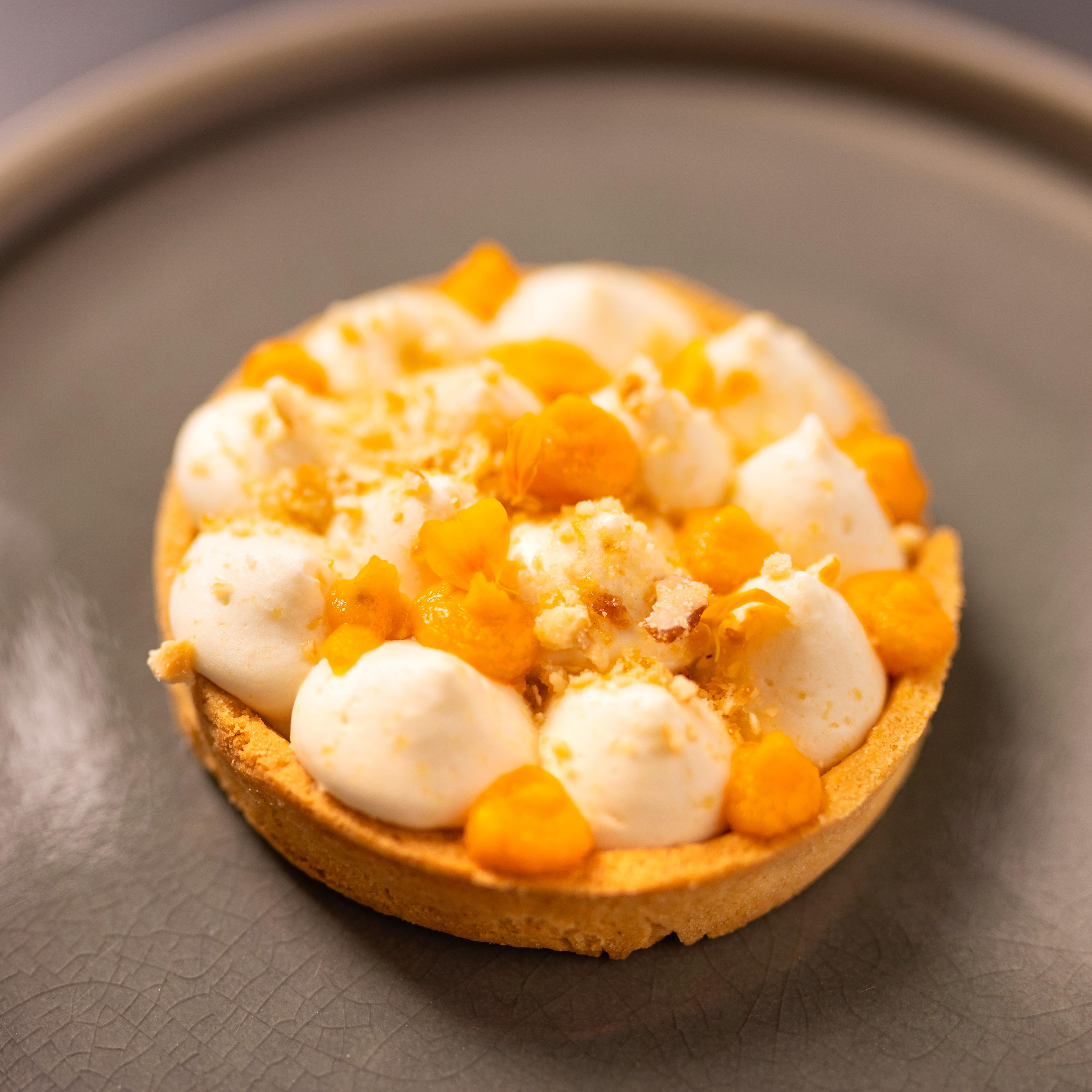 Tartelettes, crème diplomate à la tire d’érable et coulis d’argousier