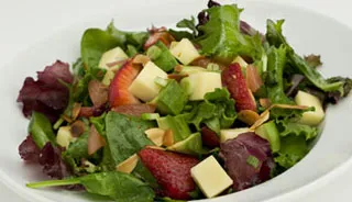 Salade de fraises et pamplemousse au Vacherin Chaput