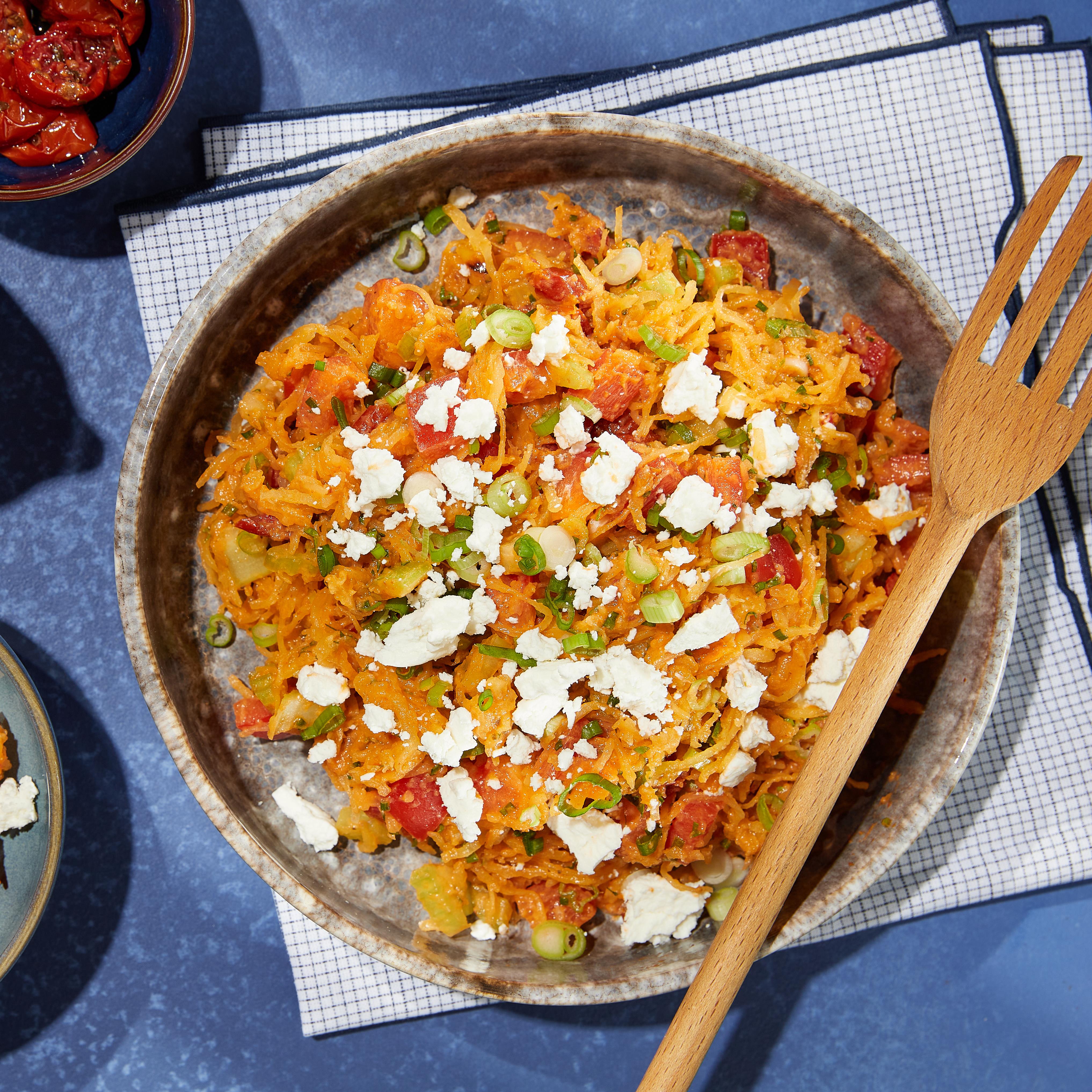 Salade de courge spaghetti, ail rôti, tomates séchées et fromage de chèvre