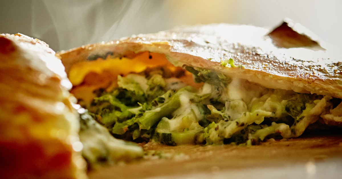 Calzone aux légumes verts et fromage mozzarella