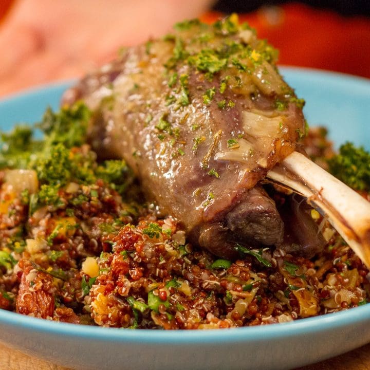 Jarret d'agneau avec salade tiède de quinoa canneberge