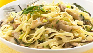 Tagliatelles avec champignons, citron et chapelure