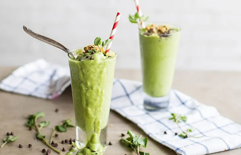 Smoothie vert au chocolat à la menthe