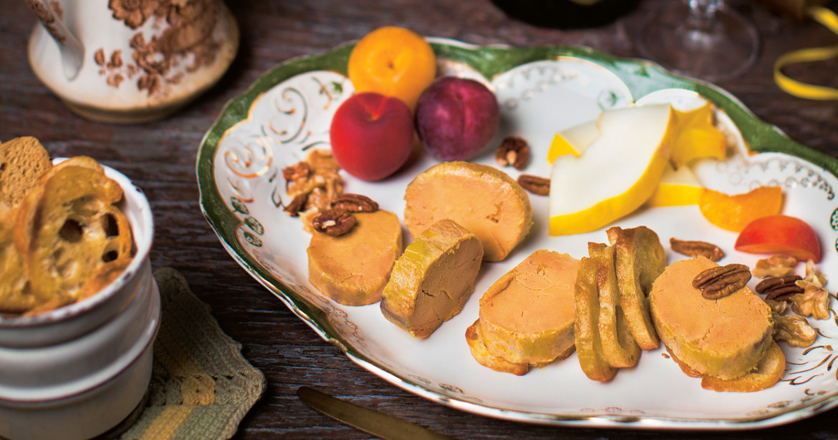 Foie gras de canard cuit au torchon dans un vin épicé