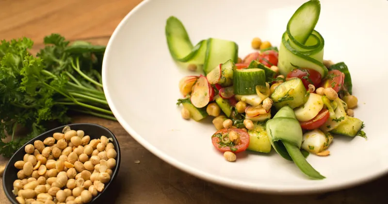 Salade de légumes frais et vinaigrette marocaine
