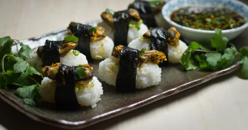Canapés de style sushi aux moules et aux zestes d'orange