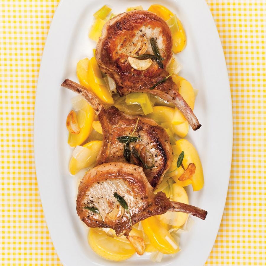 Côtelettes de porc sur tombée de pommes et de poireau