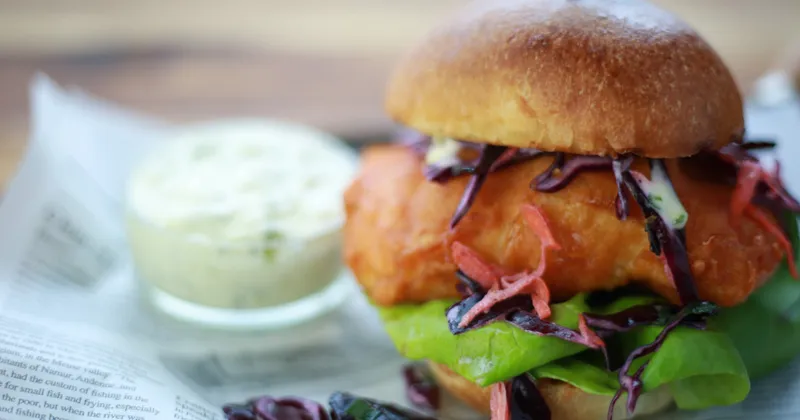 Sandwich de fish and chips et sauce tartare