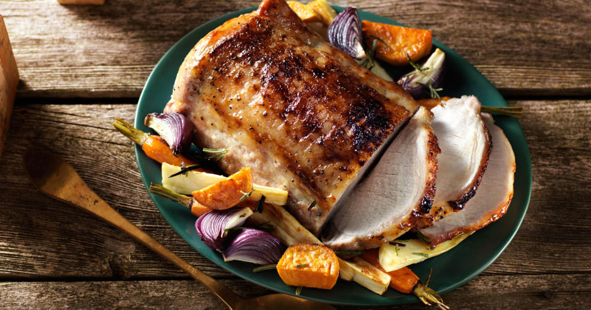 Porc glacé à l'érable avec légumes-racines rôtis